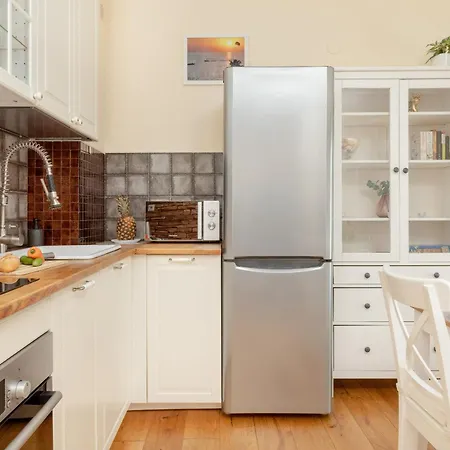 Sunny With Parking & Garden By Renters Apartment